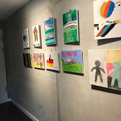 Bild vergr&ouml;&szlig;ern: Eindruckvolle emotionale Bilder gemalt von Geflüchteten