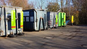 Bild vergr&ouml;&szlig;ern: Mehrere Container an einem Recyclinghof