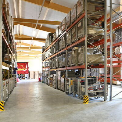 Bild vergr&ouml;&szlig;ern: Lagerhalle warm