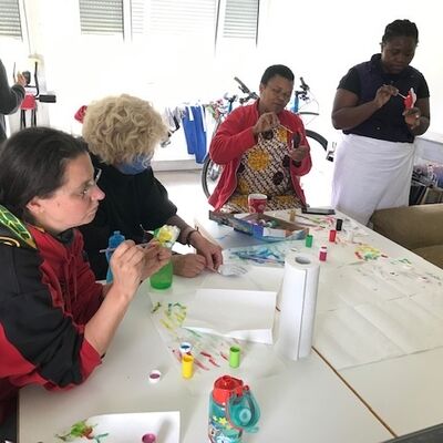 Bild vergr&ouml;&szlig;ern: Gemeinsames Bemalen von Handskulpturen