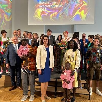 Bild vergr&ouml;&szlig;ern: Großes Gruppenbild mit Joachim Herrmann und Ilse Aigner