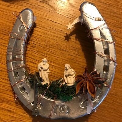 Bild vergr&ouml;&szlig;ern: Hufeisen mit Weihnachtsdeko