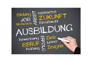 Bild vergr&ouml;&szlig;ern: Schief dargestellte Tafel mit Worten zur Ausbildung, darunter groß „AUSBILDUNG“ und kleinere Wörter wie Bildung Job Motivation Arbeit Perspektive Zukunft Beruf Prüfung Erfolg Ziele Zeugnis Bewerbung Lehrer, eine Hand schreibt mit Kreide rechts.
