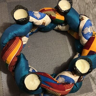 Bild vergr&ouml;&szlig;ern: Adventskranz aus geflochtenen Stoffen