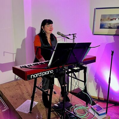 Bild vergr&ouml;&szlig;ern: Poetischer Herbst 2025 Der Kuss der auf dem Mund dir lag_1