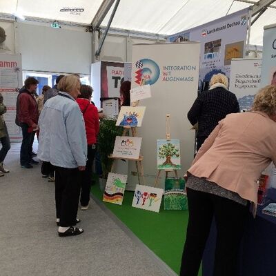 Bild vergr&ouml;&szlig;ern: DIVA Dachau: Besucher am Stand Integration mit Augenmaß