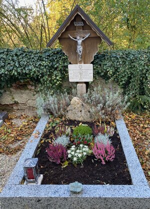 Bild vergr&ouml;&szlig;ern: Grab