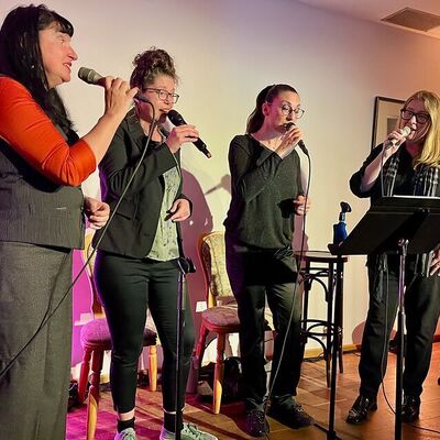 Bild vergr&ouml;&szlig;ern: Poetischer Herbst 2025 Der Kuss der auf dem Mund dir lag_3