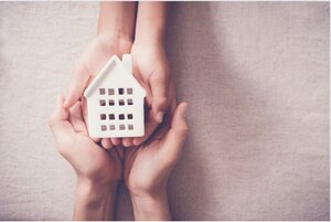 Bild vergr&ouml;&szlig;ern: Adult and child hands