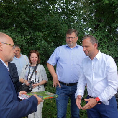 Bild vergr&ouml;&szlig;ern: Überreichung Schwarzhölzl Buch