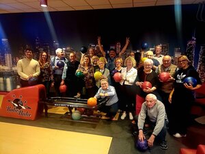 Bild vergr&ouml;&szlig;ern: Gruppenfoto: Senioren beim Kegeln