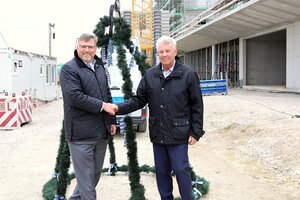 Bild vergr&ouml;&szlig;ern: Richtfest Gymnasium Karlsfeld