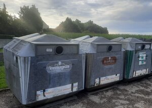 Bild vergr&ouml;&szlig;ern: Wertstoffinsel mit Glasglocken