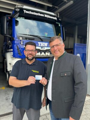 Bild vergr&ouml;&szlig;ern: 3000. Bayerische Ehernamtskarte für Markus Andert vom THW
