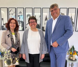 Bild vergr&ouml;&szlig;ern: Landrat Stefan Löwl mit seiner Stellvertreterin Mariann Klaffki und Generalkonsulin des Staates Israel Silvia Beraldski Baruch