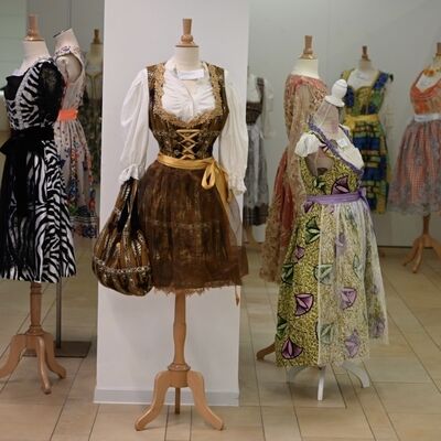 Bild vergr&ouml;&szlig;ern: Die verschiedenen ausgestellten Dirndl