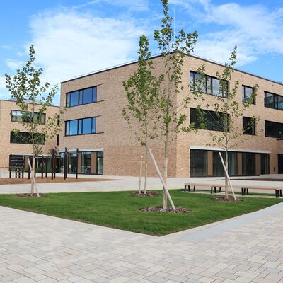 Bild vergr&ouml;&szlig;ern: Gymnasium Karlsfeld: Aussenbereich