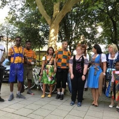 Bild vergr&ouml;&szlig;ern: Menschen in traditioneller Kleidung auf dem Weg zum Volkfest.