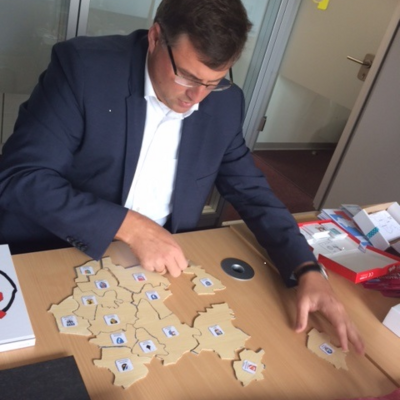 Bild vergr&ouml;&szlig;ern: Landrat Löwl setzt das Landkreispuzzle zusammen.