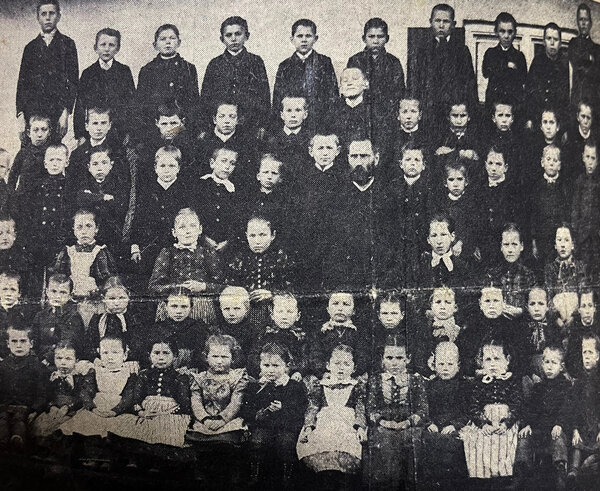 Bild vergr&ouml;&szlig;ern: Klassenfoto mit Lehrer Hindinger 1885/92