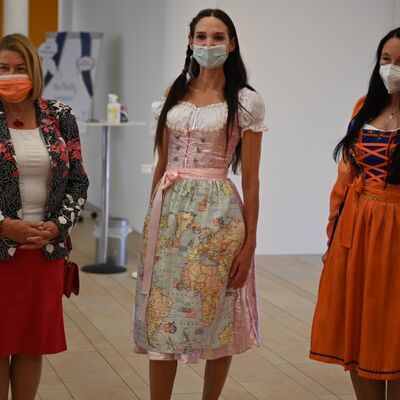 Bild vergr&ouml;&szlig;ern: Eva Gottstein mit zwei ehrenamtlichen Helferinnen im Dirndl