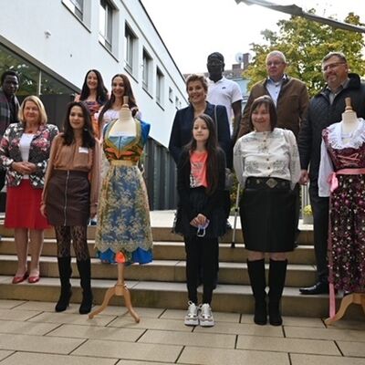 Bild vergr&ouml;&szlig;ern: Gruppenbild mit allen Beteiligten