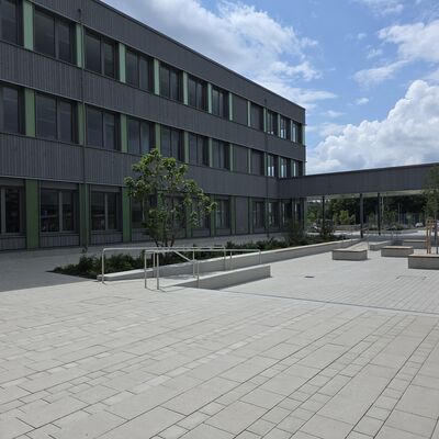 Bild vergr&ouml;&szlig;ern: Gymnasium Röhrmoos_Außenbereich 2