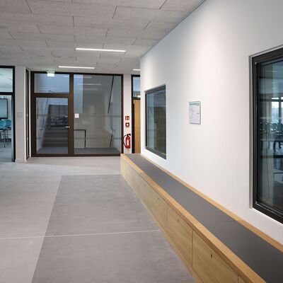 Bild vergr&ouml;&szlig;ern: Gymnasium Karlsfeld: Lernhaus Gang