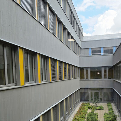 Bild vergr&ouml;&szlig;ern: Gymnasium Röhrmoos_Außenbereich 3