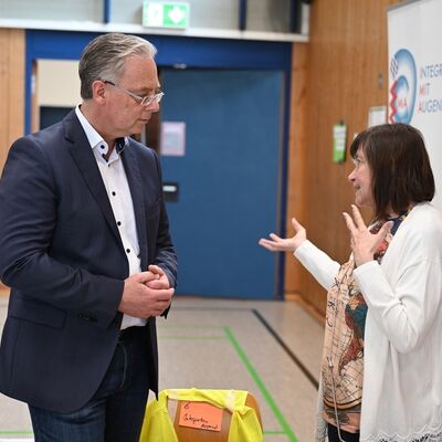 Bild vergr&ouml;&szlig;ern: Frau Wintermay-Greck im Gespräch mit Herrn Bürgermeister Fath