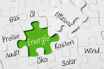 Puzzel mit verschiedenen Begriffen: Gas, Öl, Effizienz, Preise, Energie, Kosten, Audit, Öko, Kosten, Solar und Wind