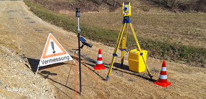 Zubehör für die Vermessung von Straßen: Kamara, Schild, Pylonen