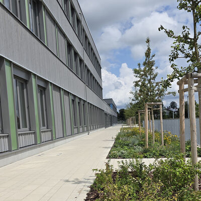 Bild vergr&ouml;&szlig;ern: Gymnasium Röhrmoos_Außenbereich 5