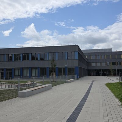 Bild vergr&ouml;&szlig;ern: Gymnasium Röhrmoos_Außenbereich 6